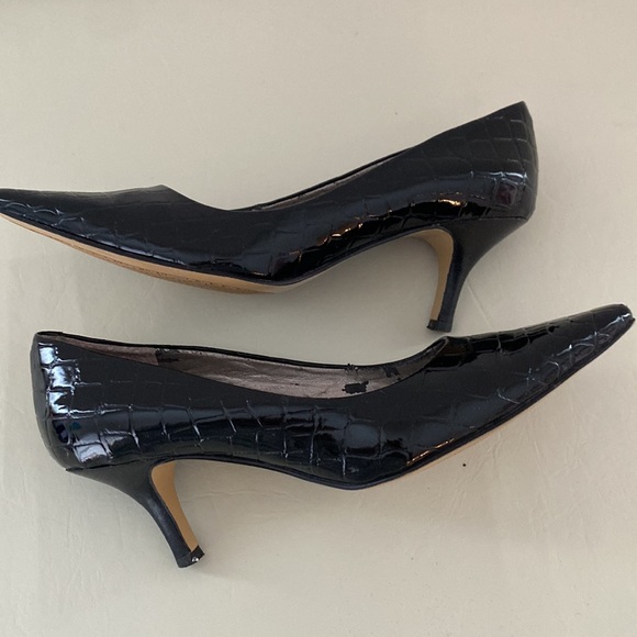 Bandolino black alligator faux leather shoes with kitten heels & pointed toe. 6M - Picture 3 of 14
